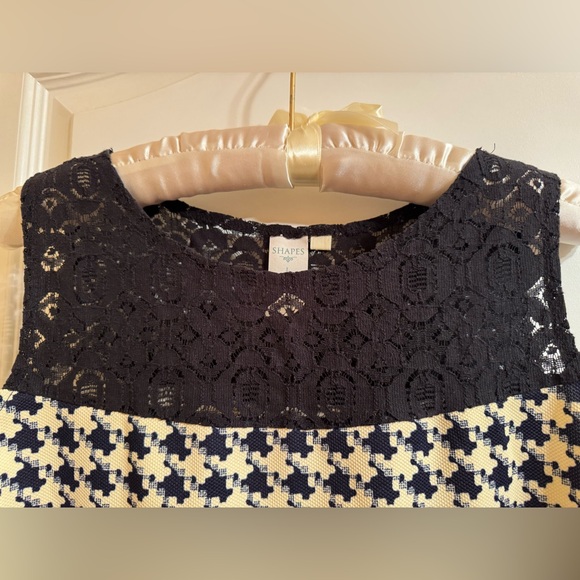 Black and Cream Sleeveless Women’s Blouse With Lace Details Size Large - Picture 2 of 5